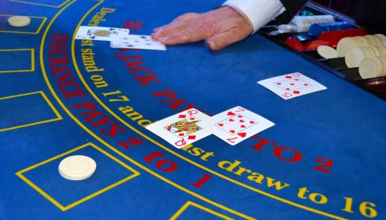 Mesa de casino con cartas y fichas de apuestas.